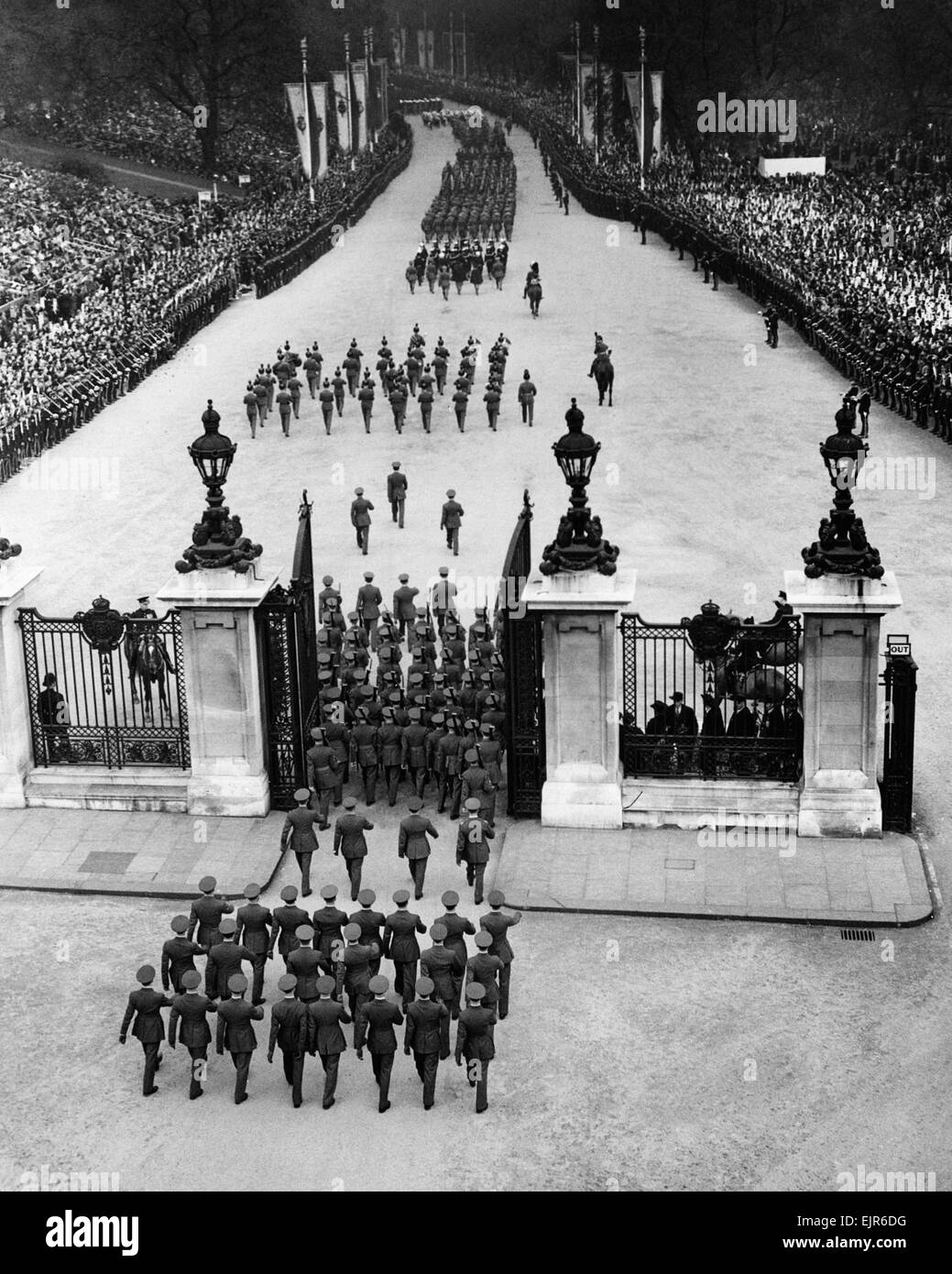 Couronnement du roi George VI. La 0procession fait son chemin à travers la porte de Cumberland dans Hyde Park sur son voyage de retour à Buckingham Palace comme des milliers de personnes encourager du bord de la route. 12 mai 1937. Banque D'Images