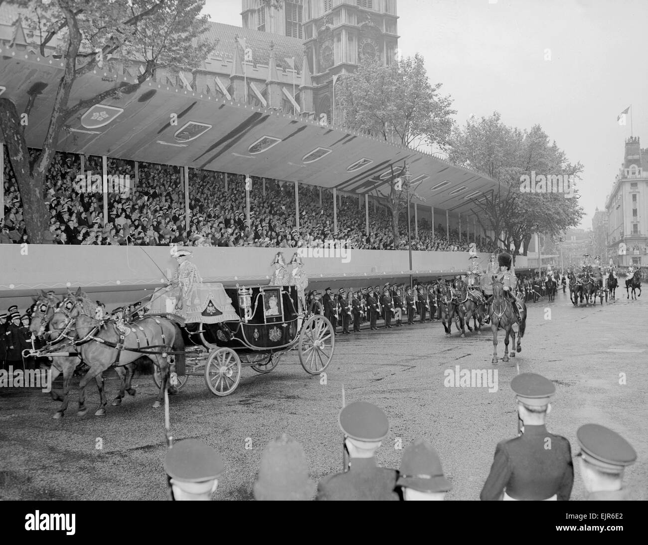 Le couronnement de la reine Elizabeth II. Une calèche, une partie de la procession de quitter l'abbaye de Westminster après la cérémonie. 2 juin 1953. Banque D'Images