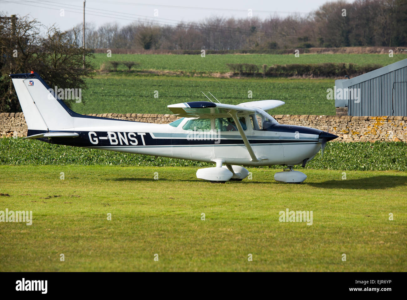 Cessna 172N Skyhawk G-BNST le roulage vers la piste à l'Aérodrome de Netherthorpe Banque D'Images