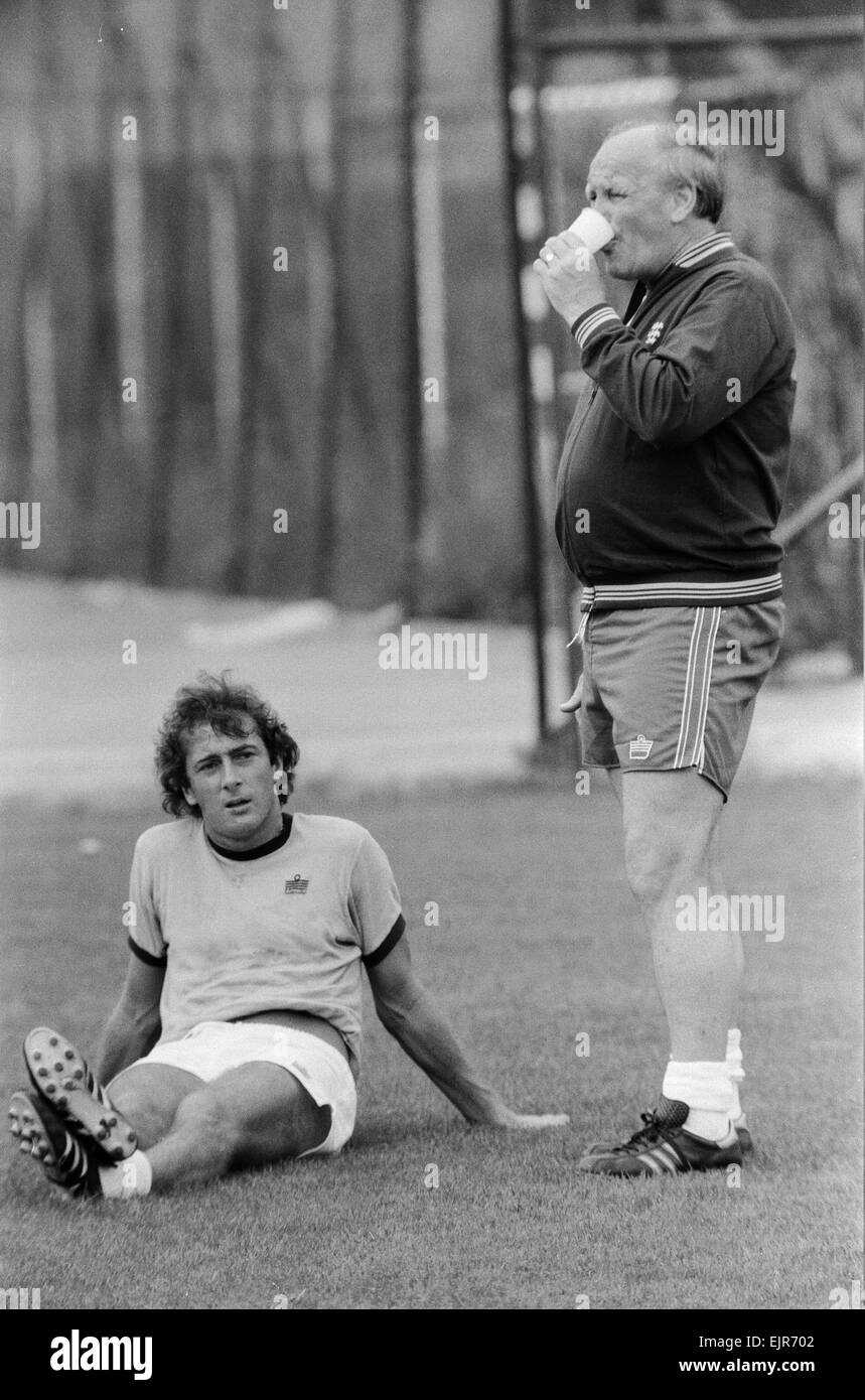 1982 Finale de la Coupe du Monde à Madrid, Espagne. England's Trevor Francis avec manager Ron Greenwood, au cours d'une session de formation avant le deuxième tour groupe vital match contre l'Espagne. 2 juillet 1982. Banque D'Images