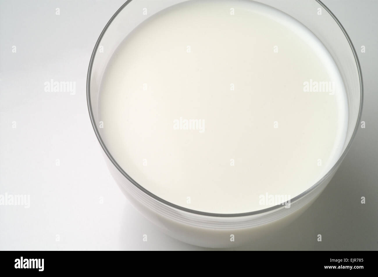 Verre de lait en isolé sur fond blanc Banque D'Images