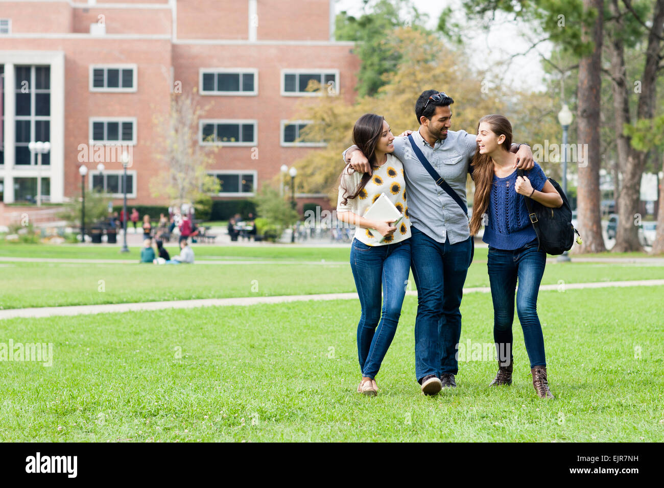 Smiling students walking on campus Banque D'Images