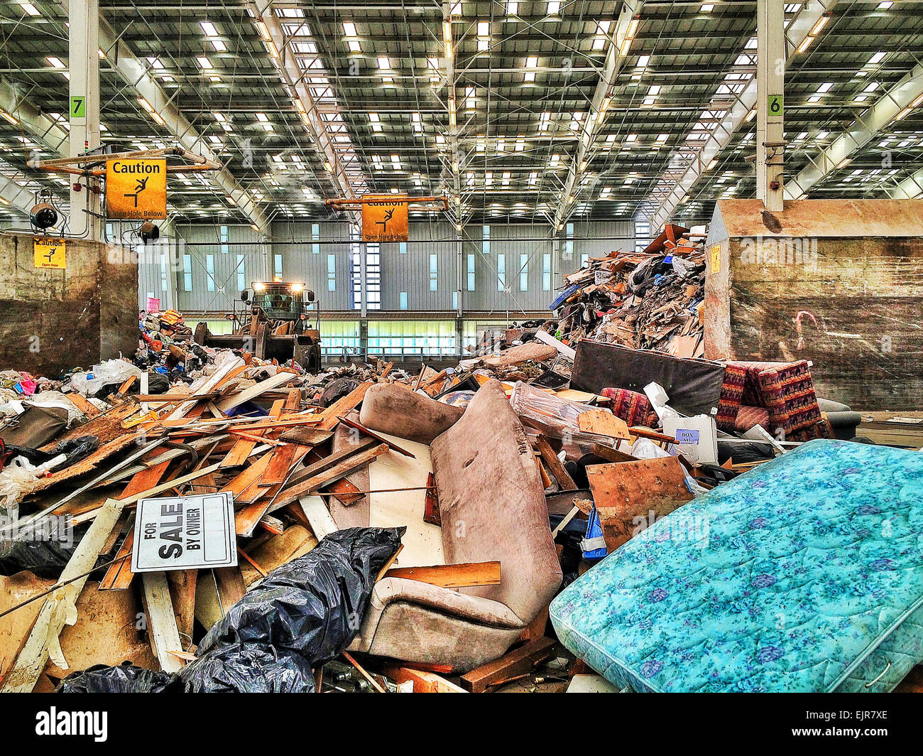 Pile de détritus à la station de transfert de vidage - Image de stock capturée avec un smartphone