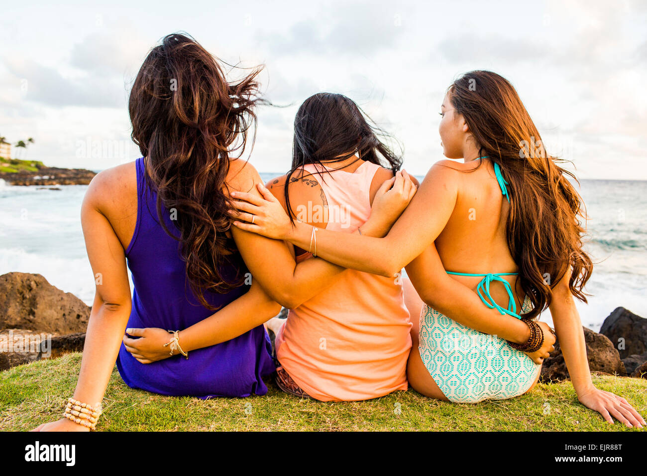 Les Insulaires du Pacifique, près de beach women hugging Banque D'Images