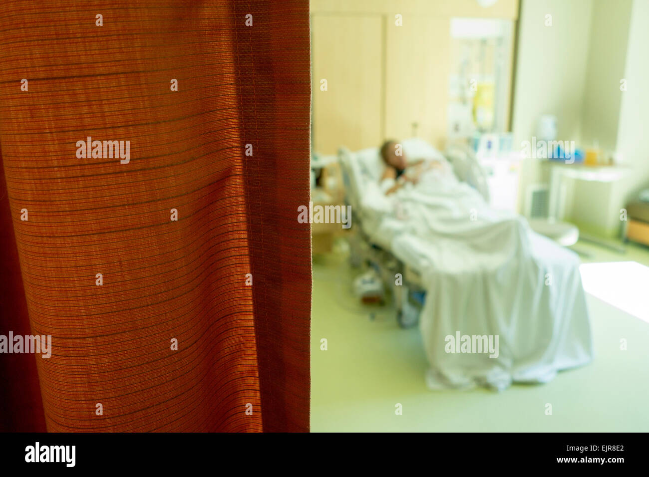 Vue de flou artistique Caucasian woman laying in hospital bed Banque D'Images