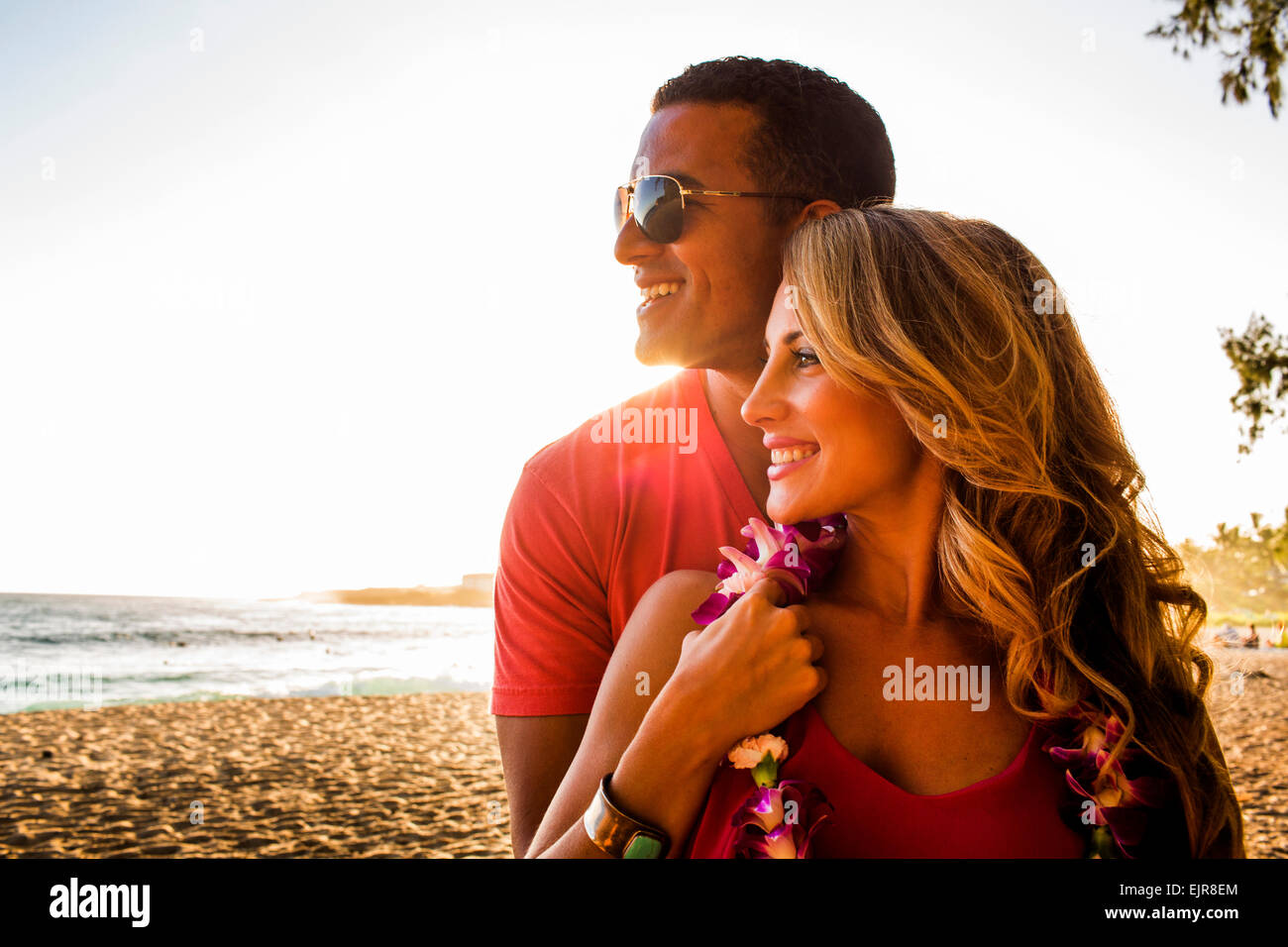 Couple hugging on tropical beach Banque D'Images