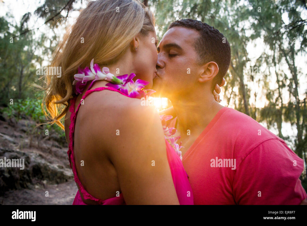 Couple kissing on beach Banque D'Images