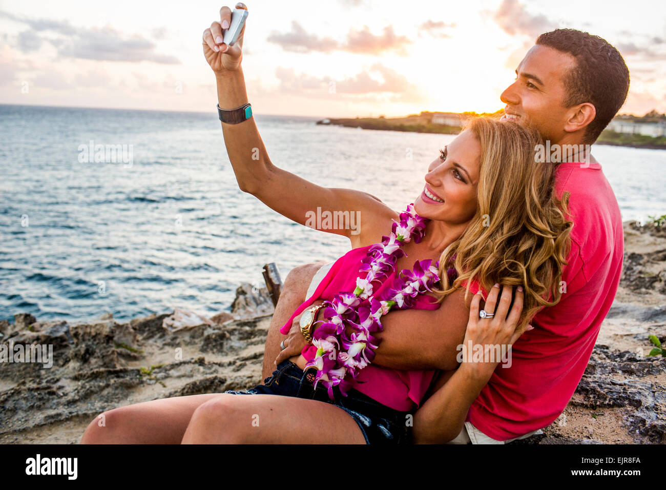 Couple taking photo cell phone on beach Banque D'Images