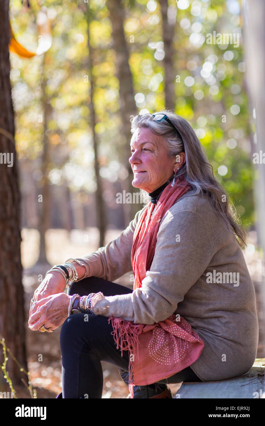 Older Caucasian woman sitting outdoors Banque D'Images