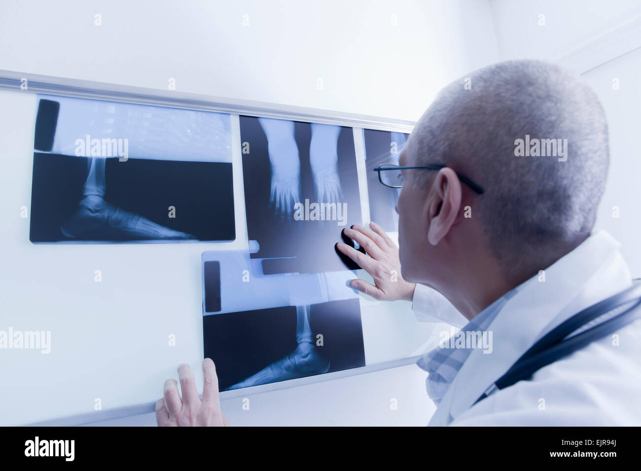 Doctor examining x-rays Banque D'Images