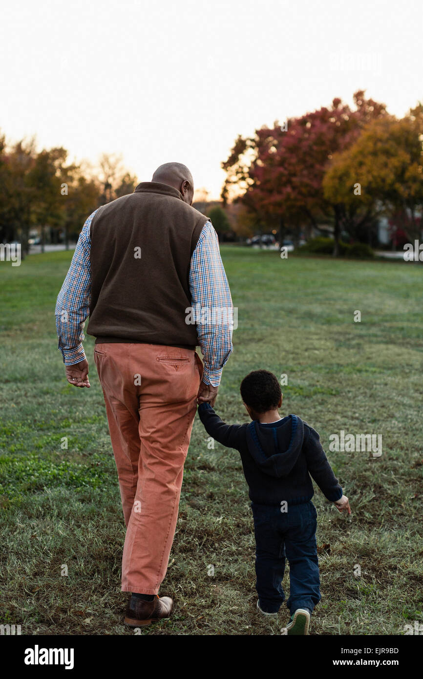 African American father and son walking in park Banque D'Images