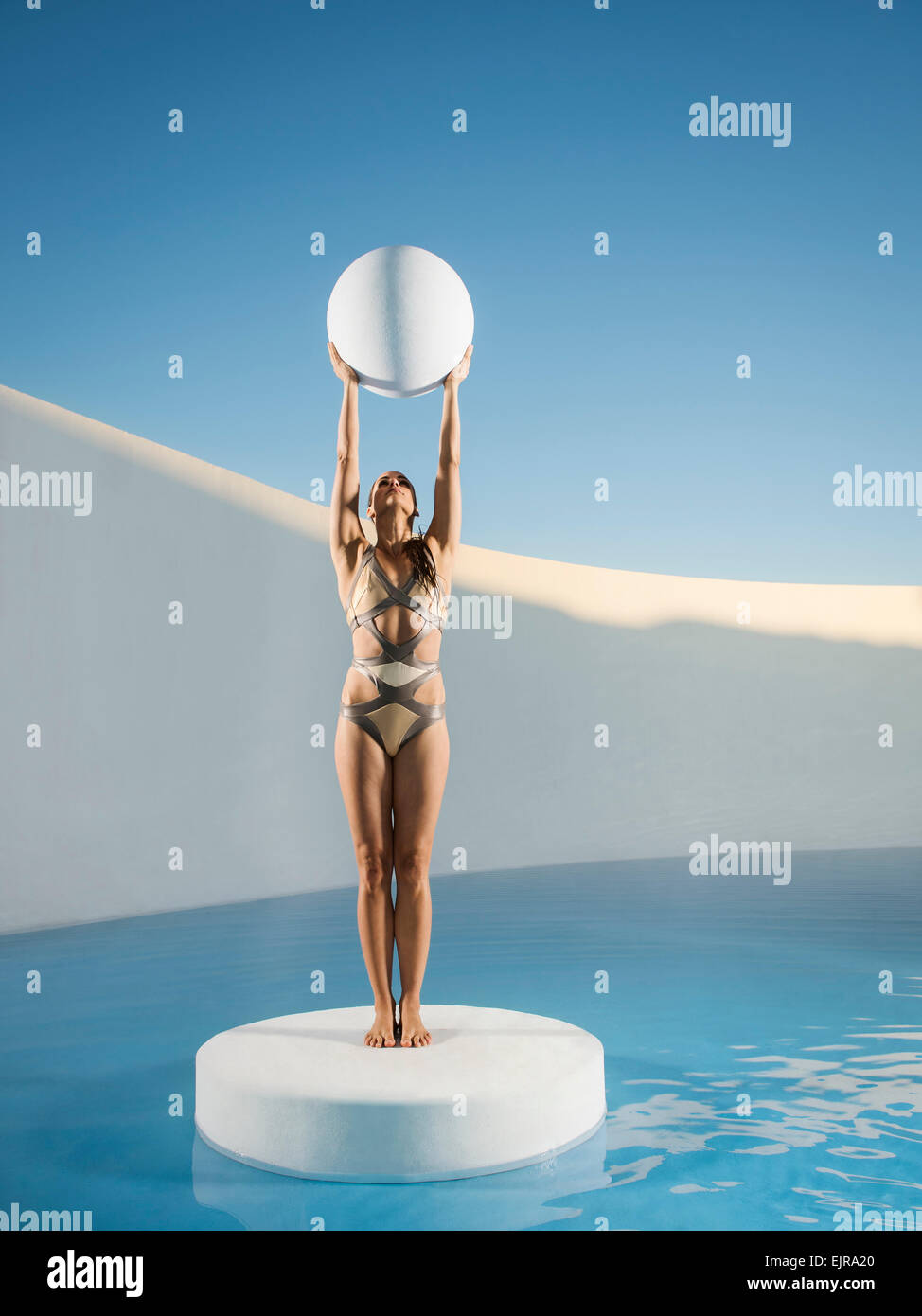 Caucasian woman holding sphere sur banc de glace Banque D'Images