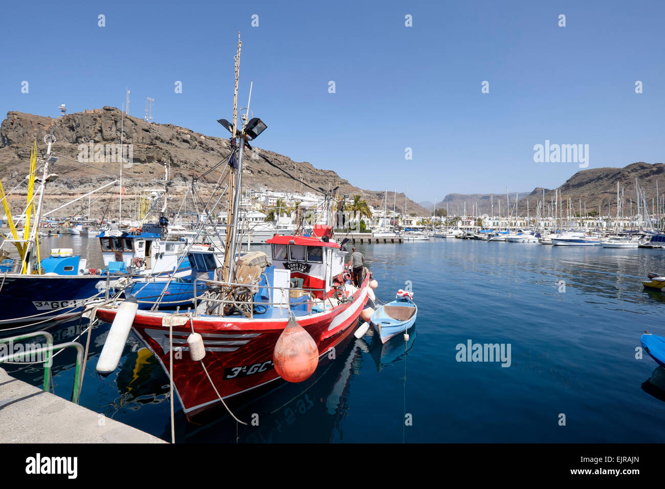 Les bateaux de pêche amarrés dans le port de Puerto de Mogan, Grande Canarie, Espagne Banque D'Images