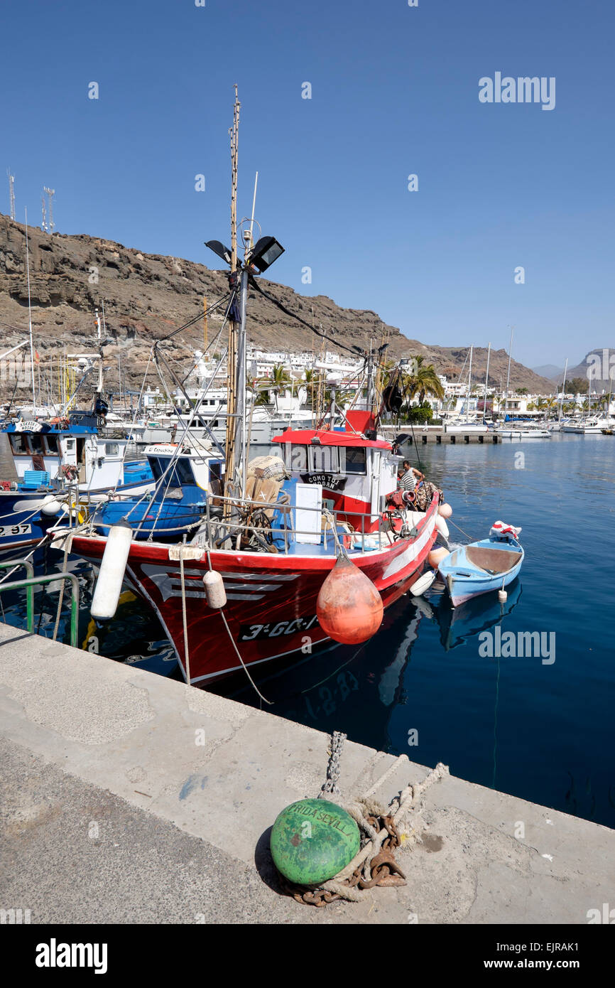 Les bateaux de pêche amarrés dans le port de Puerto de Mogan, Grande Canarie, Espagne Banque D'Images