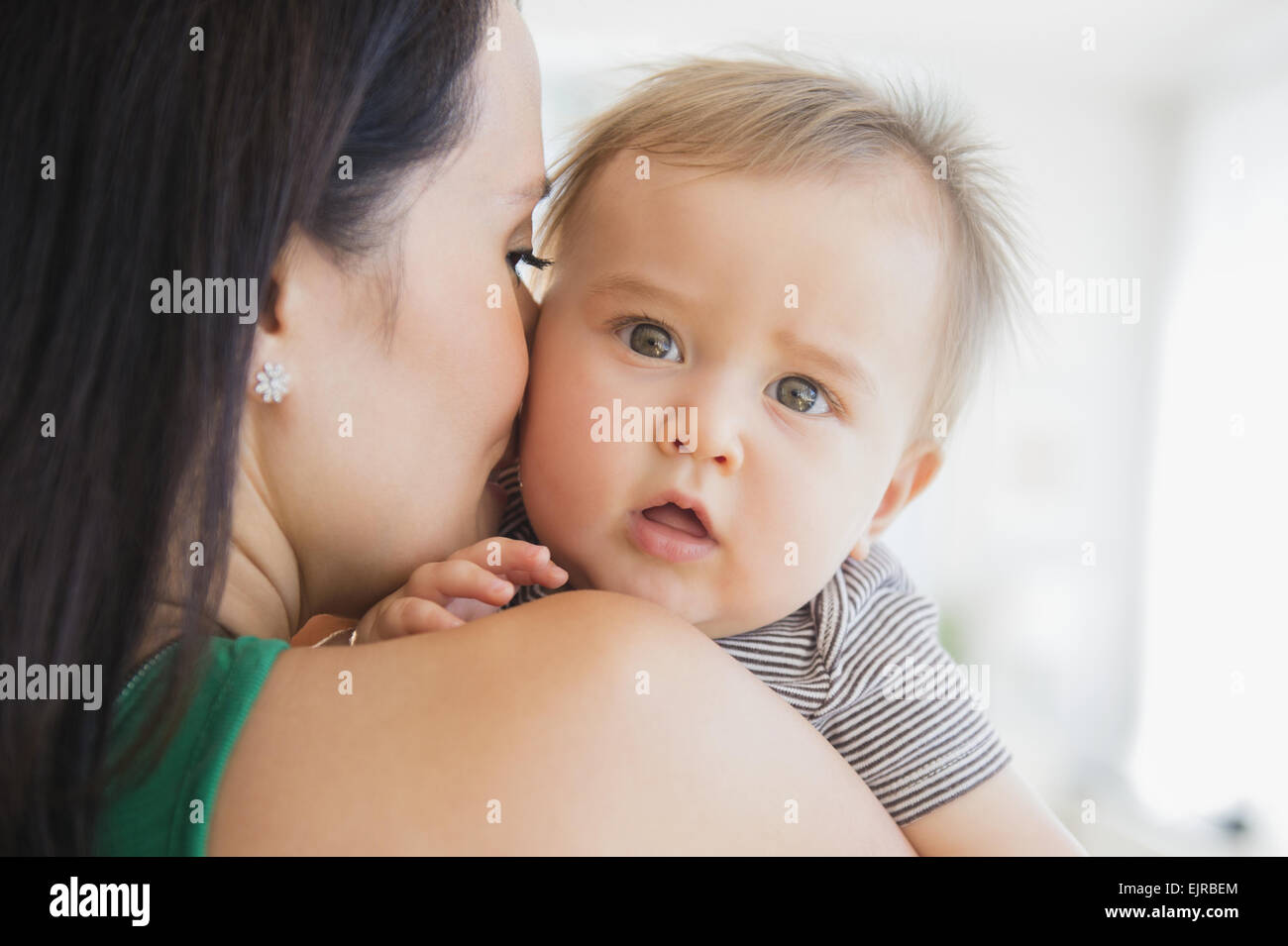 Close up of mixed race mother holding baby Banque D'Images