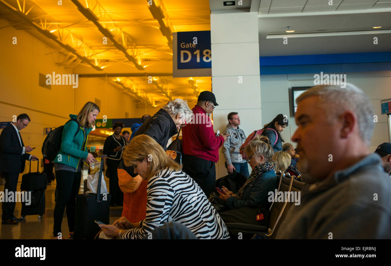 Passagers attendent à la porte d'embarquement à bord d'un vol US Airways à l'Aéroport International de Detroit. Banque D'Images