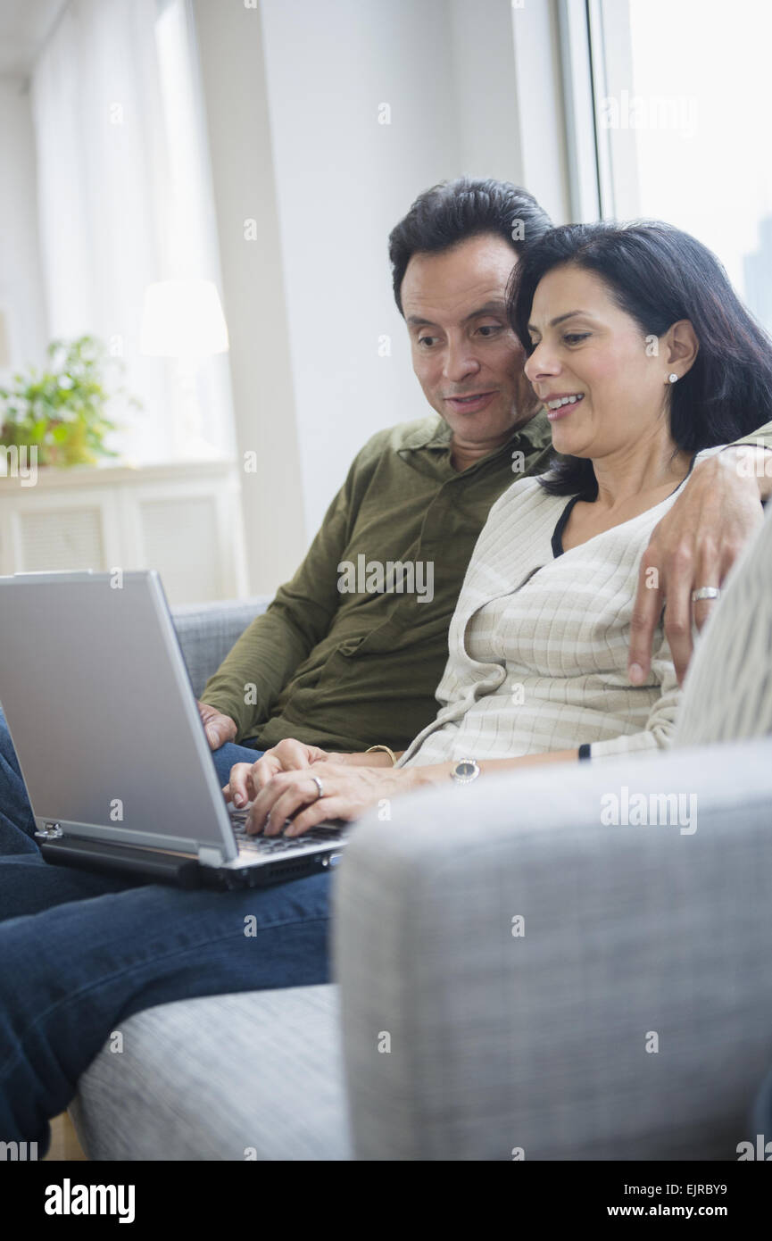 Couple on sofa in living room Banque D'Images