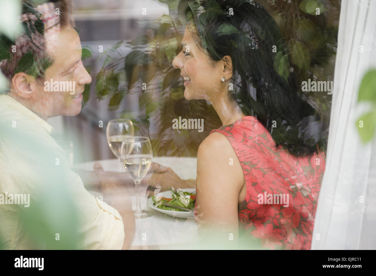Couple talking in restaurant Banque D'Images