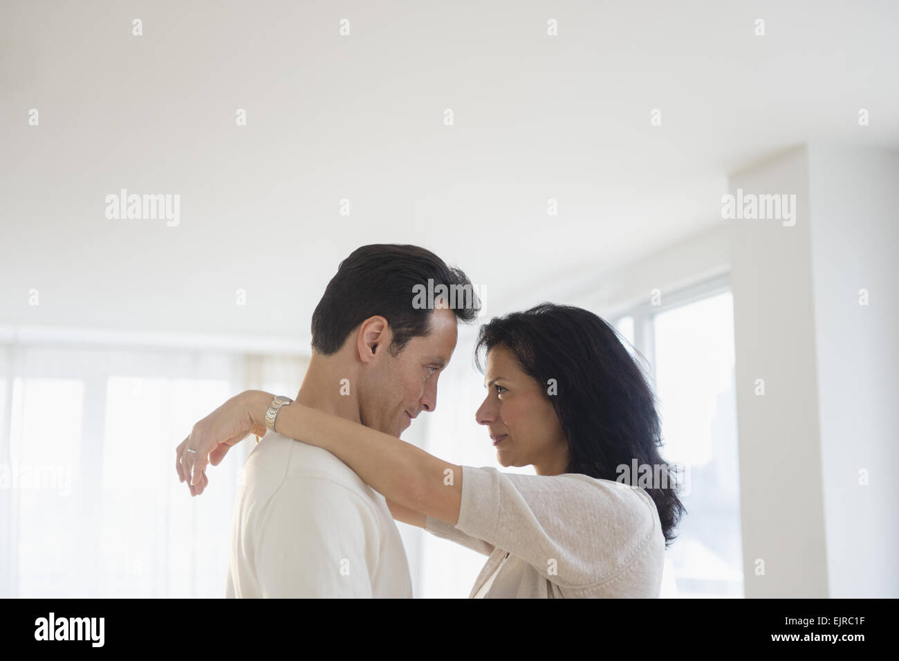 Couple hugging indoors Banque D'Images