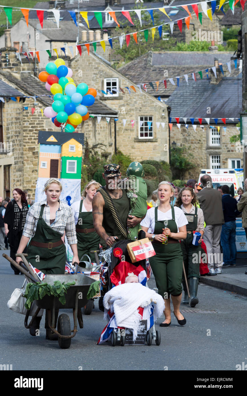 Les gens vêtus de costumes pour le carnaval annuel de Eyam Derbyshire Peak District en Angleterre Banque D'Images