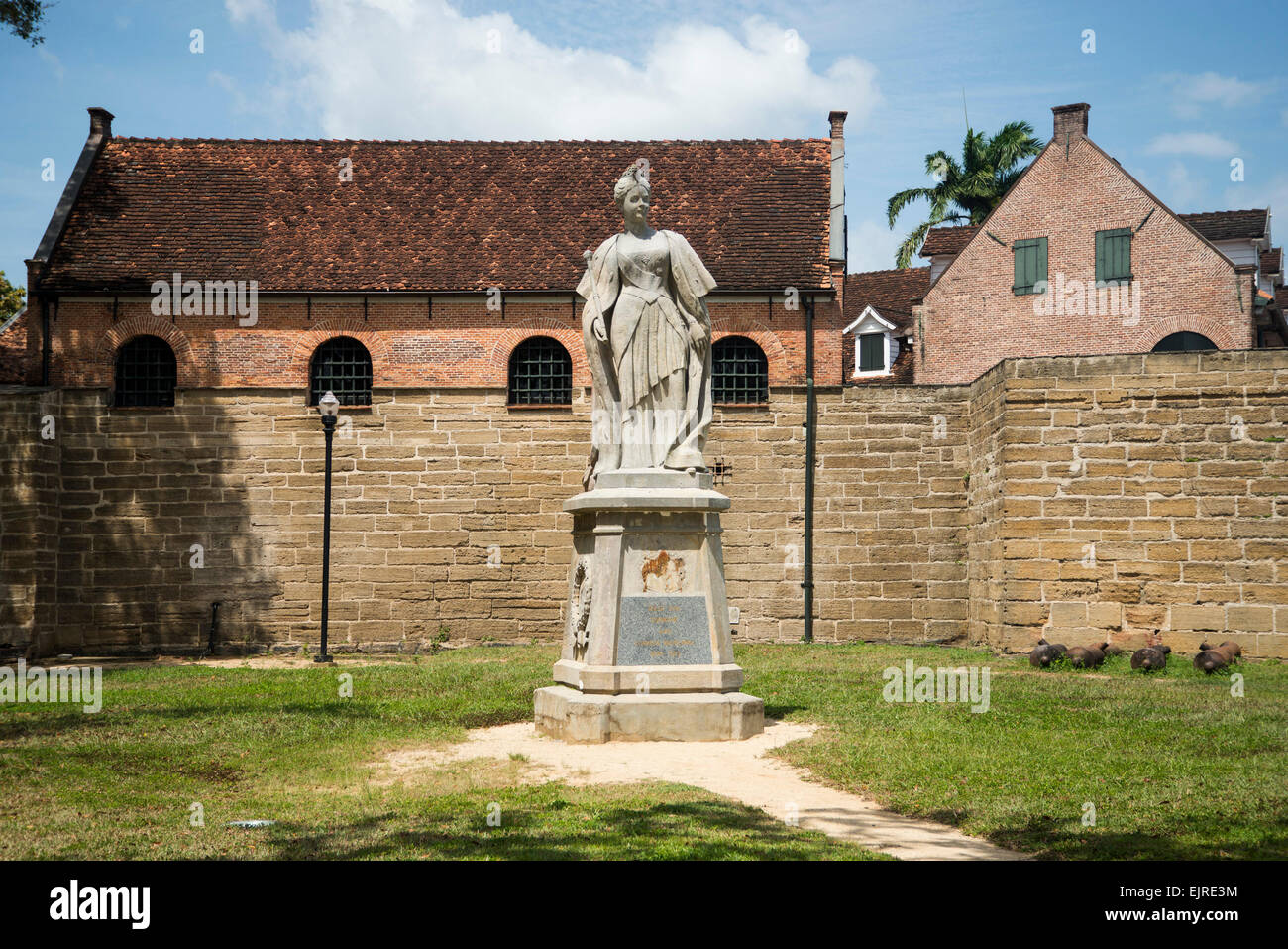 Statue de la reine Wilhelmina en dehors de Fort Zeelandia, construit en 1651, Paramaribo, Suriname Banque D'Images