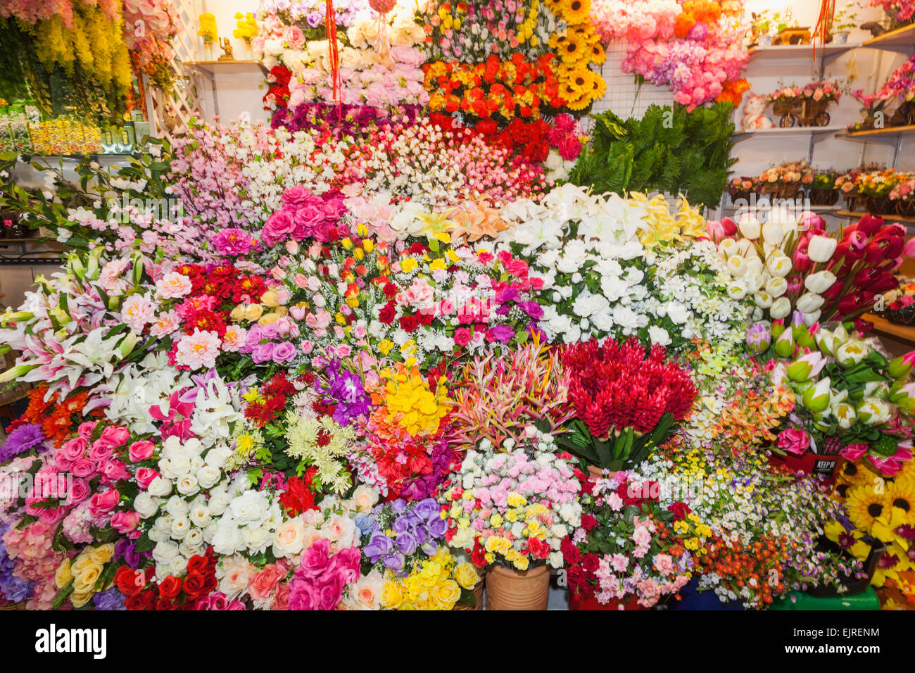 La Thaïlande, Chiang Mai, marché Warorot, magasin de fleurs en plastique Afficher Banque D'Images