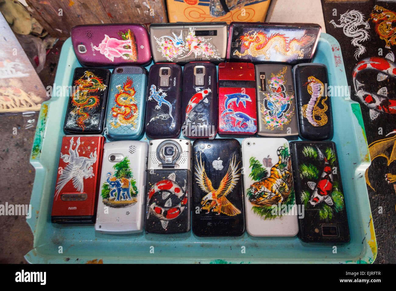 La Thaïlande, Chiang Mai, Bo Sang Village parapluie peint, l'affichage de l'iphone Banque D'Images La Thaïlande, Chiang Mai, Bo Sang Village parapluie peint, l'affichage de l'iphone Banque D'Images