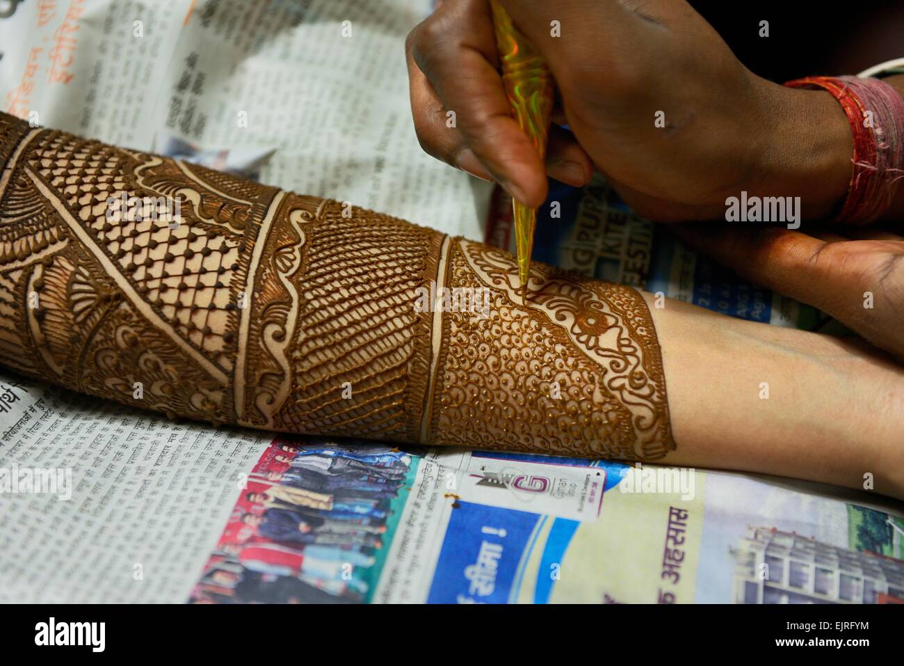 L'Inde, Rajasthan, Jaipur, la préparation du mariage, tatouage au henné pour  la tresse sur son bras Photo Stock - Alamy