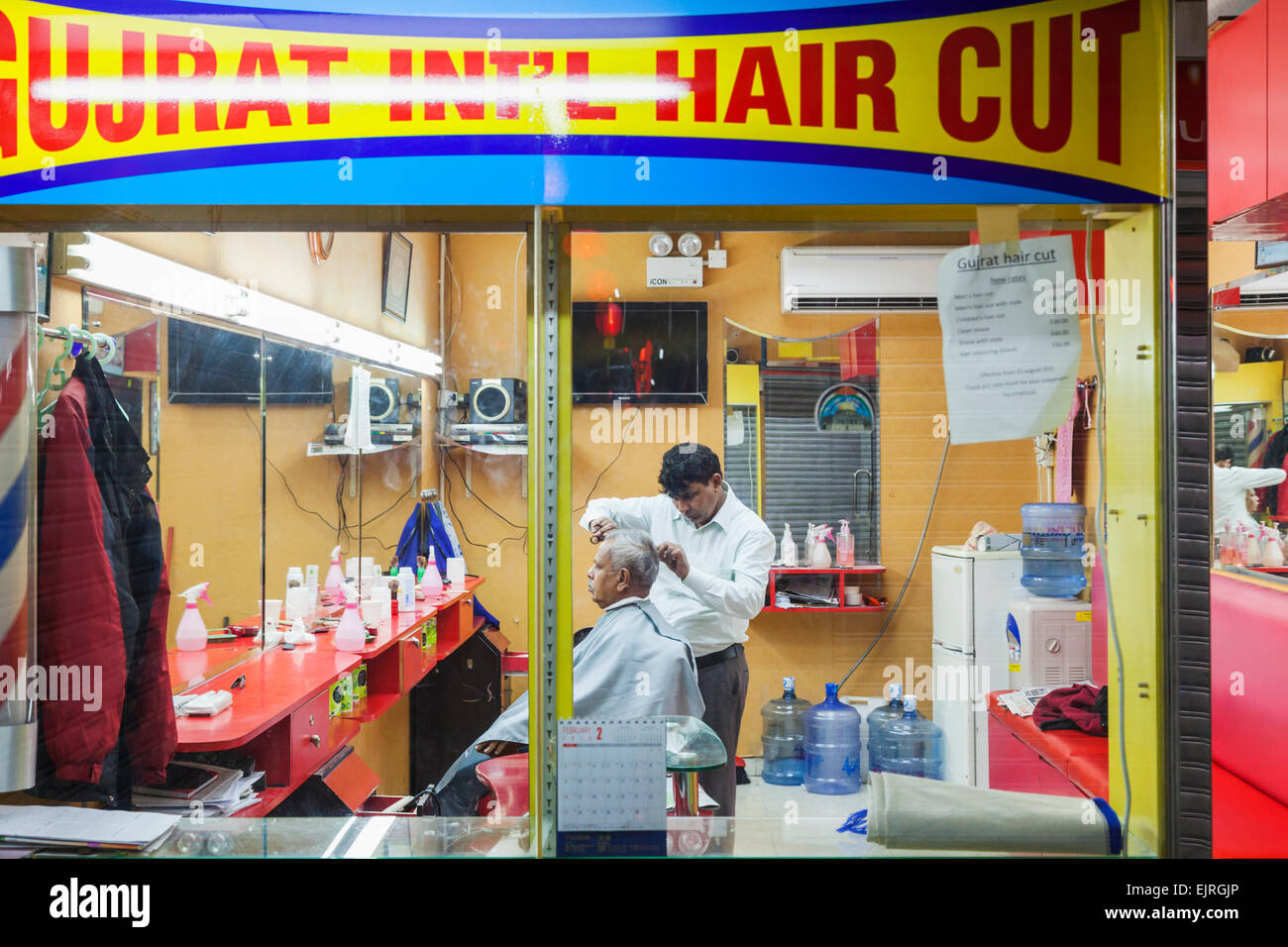 La Chine, Hong Kong, Kowloon, Nathan Road, Chungking Mansions, Pakistanais barbiers Shop Banque D'Images