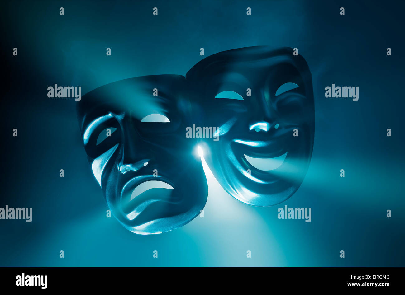 Pleurer et souriant des masques dans la lumière brumeuse. Banque D'Images Pleurer et souriant des masques dans la lumière brumeuse. Banque D'Images