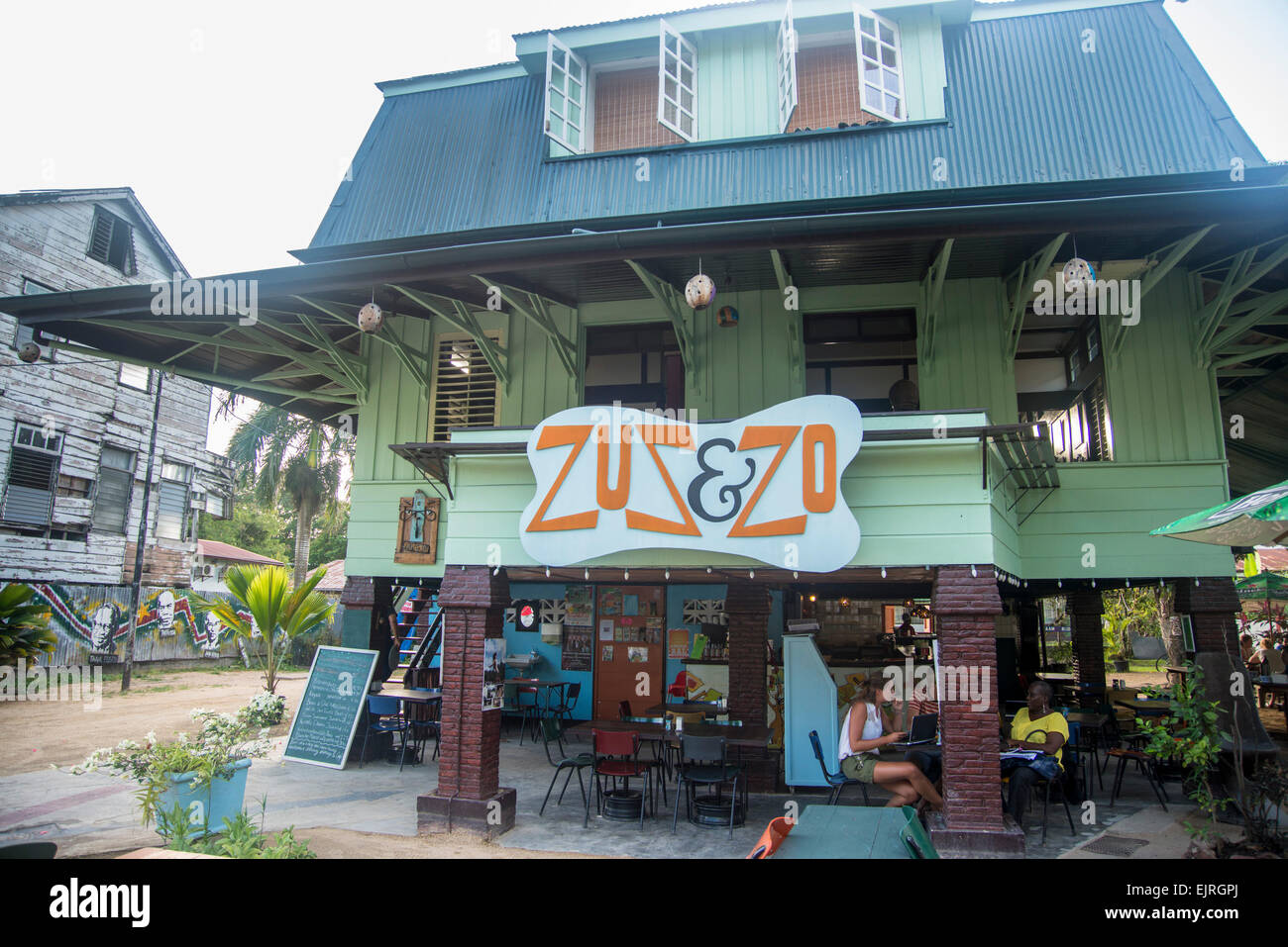 La ZUS en Zo guesthouse, ancien bâtiment colonial en bois dans la ville de Paramaribo, Site du patrimoine mondial de l'UNESCO, le Suriname Banque D'Images