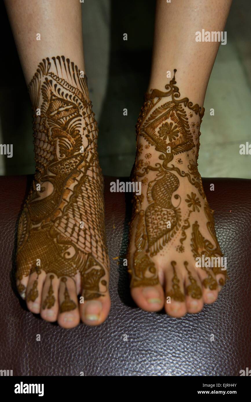 L'Inde, Rajasthan, Jaipur, la préparation du mariage, tatouage au henné pour la tresse sur ses pieds Banque D'Images