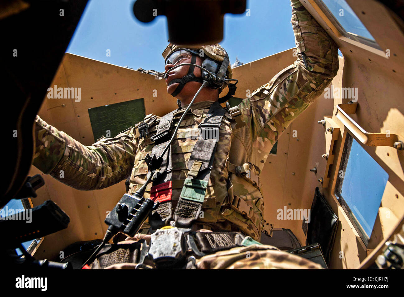 Pvt. Caleb Shain, 2e bataillon du 506e Régiment d'infanterie, 4e Brigade Combat Team, 101st Airborne Division Air Assault, des numérisations à partir de la tourelle au cours d'une patrouille près de la base d'opérations avancée de Salerne, le 4 juillet 2013. Le sergent de la Garde nationale de l'armée. Joshua S. Edwards Banque D'Images