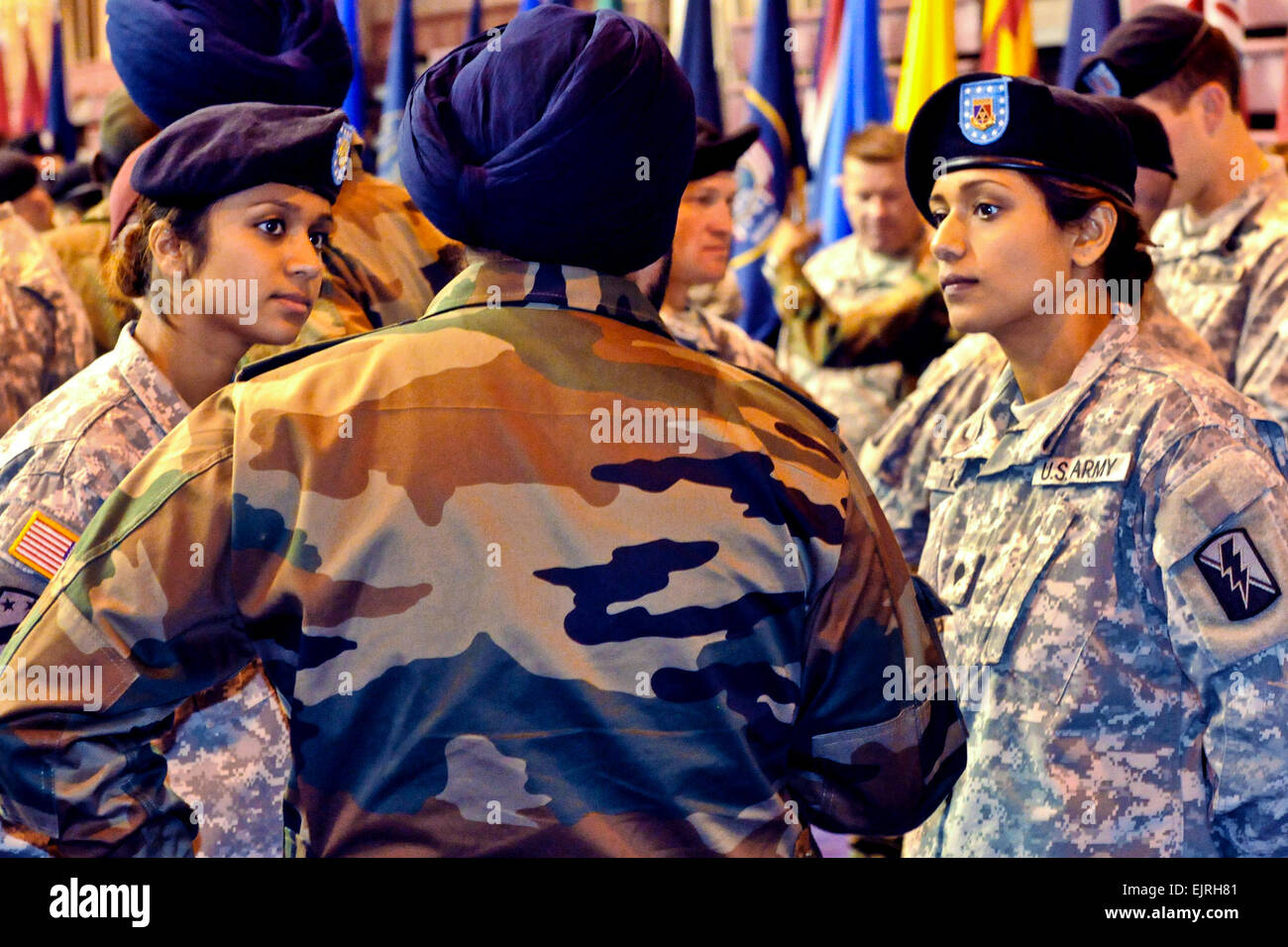 Le caporal de l'armée américaine. Balreet Kaur et SPC. Jasleen Kaur, soeurs né en Inde, comparer les civilités des Etats-Unis et de l'Inde avec un soldat indien avant la cérémonie d'ouverture de l'exercice d'entraînement combiné Yudh Abhyas sur Joint Base Elmendorf-Richardson, Alaska, 31 oct. 2010. Balreet Jasleen et gardes nationaux de la Californie sont affectés à la 79e Brigade d'infanterie de l'équipe de combat. Les deux sont médecins et agents culturels pour les 14 jours de l'exercice. La CPS. Ashley M. Armstrong Banque D'Images