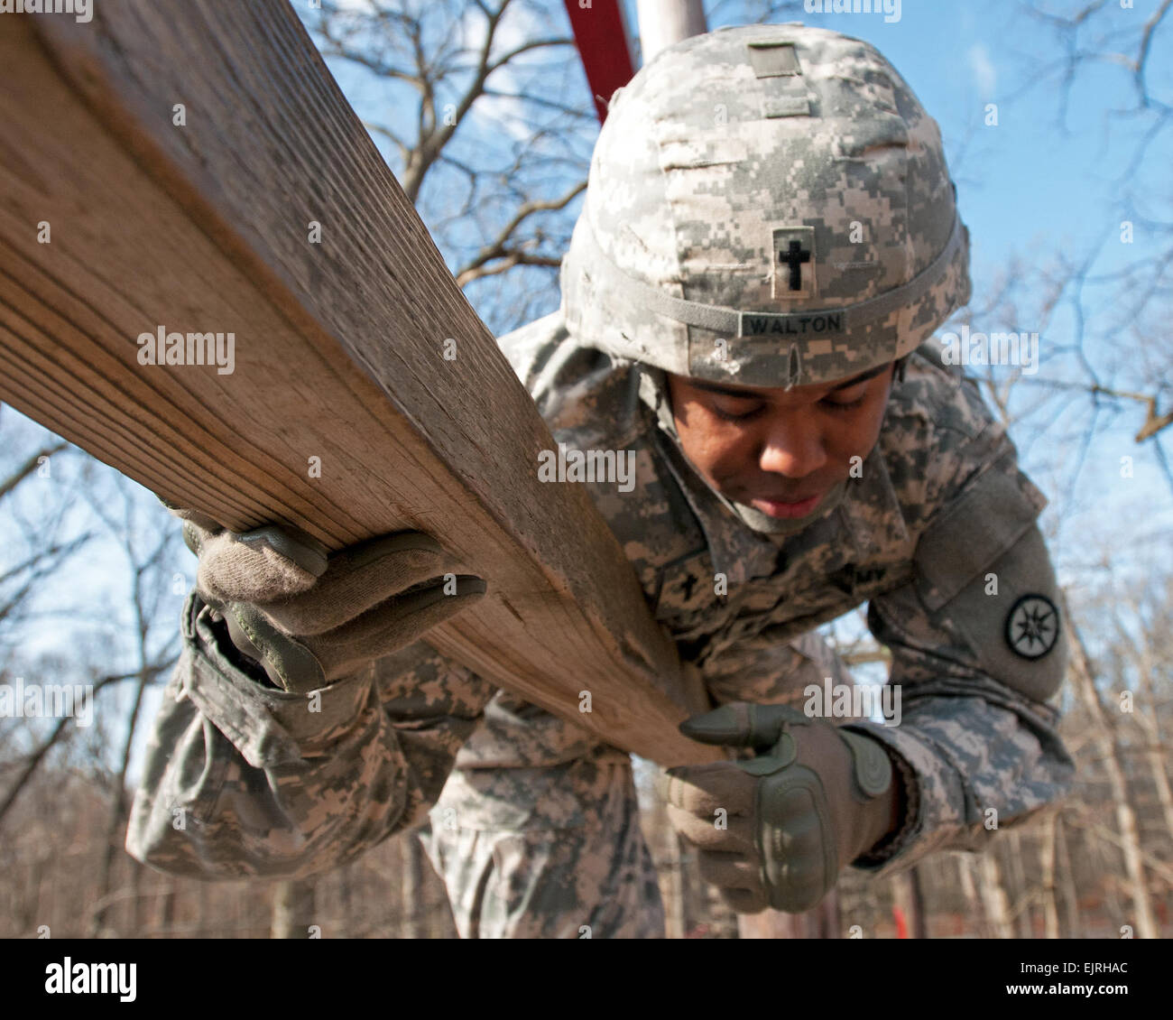 Le capitaine Demetrius Walton, un aumônier à la 316e commande soutien expéditionnaire, se déplace dans l'obstacle d'une montée de la confiance confiance en soi à Fort Dix, N.J., le 26 mars 2012. La confiance en soi est destinée à établir de bons rapports de confiance. Le sergent de l'Armée de l'armée américaine. Peter J. Berardi, 316e Corps expéditionnaire Commande de soutien Banque D'Images