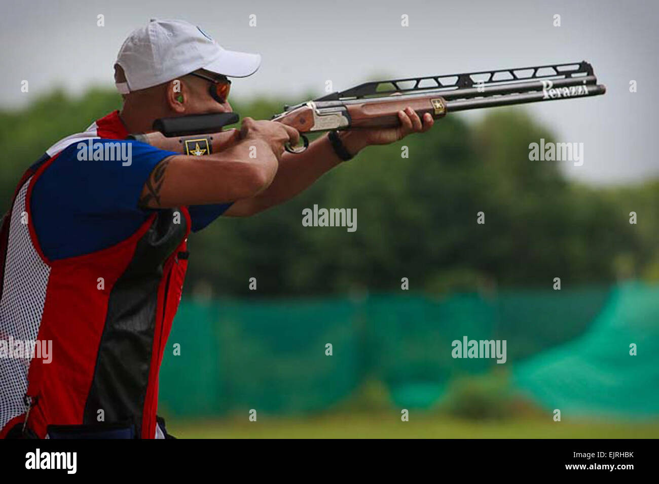 L'adresse au tir de l'armée américaine soldat de l'unité de la CPS. Jeff Holguin participe à la finale du double trap Hommes à l'événement 2009 Sport International Fédération de tir Championnats du monde, le 13 août. Holguin, un athlète olympique 2008, a remporté une médaille d'argent. Prend d'argent au soldat fusil monde concurrence /-news/2009/08/14/26042-soldat-prend-argent-à-world-canon-concurrence/index.html Banque D'Images