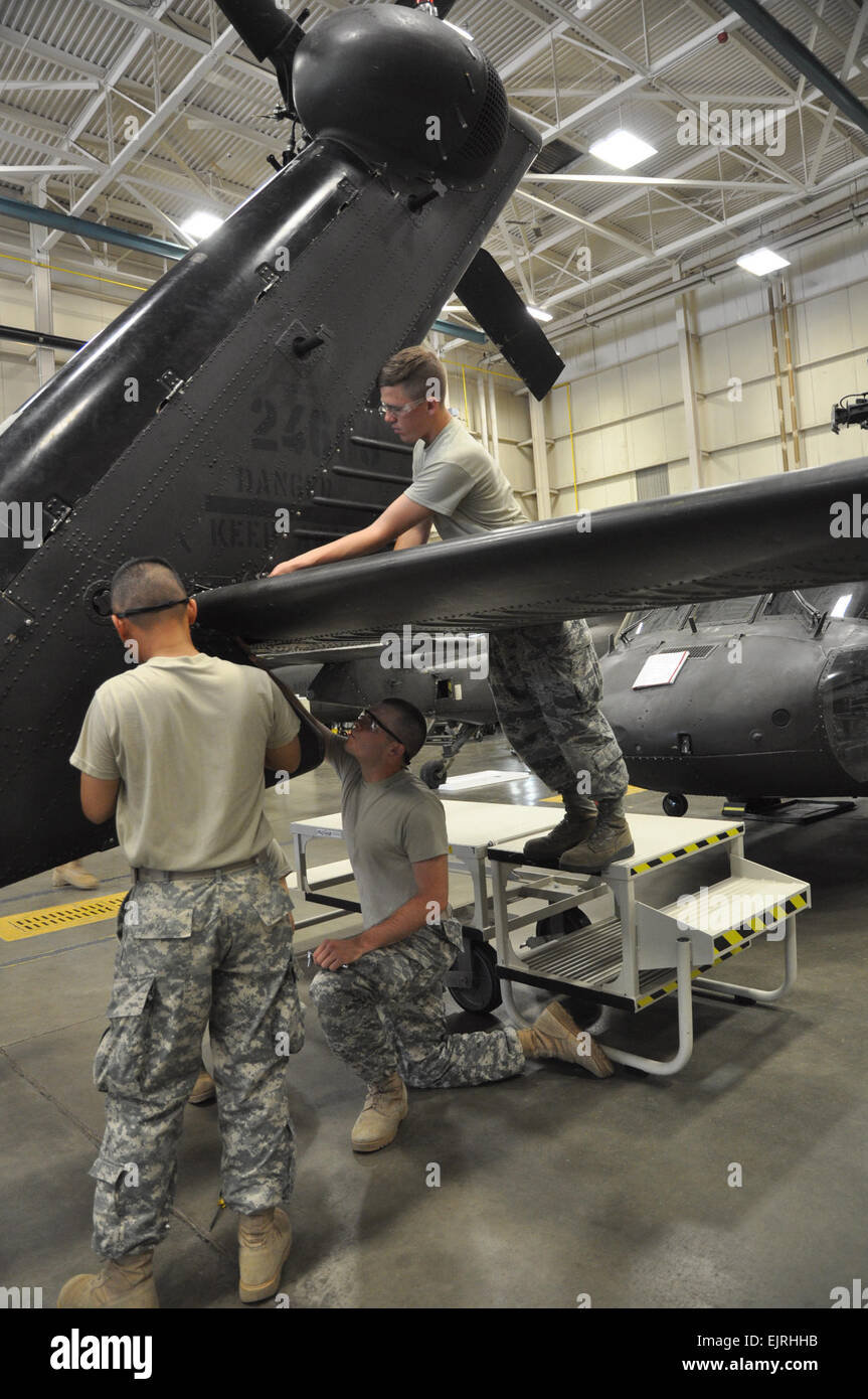 Les étudiants de l'Armée de terre Training and Doctrine Command, assister à la formation militaire initiale du réparateur d'hélicoptère utilitaire Cours donner par la 128e Brigade d'aviation située à Fort Eustis en Virginie, le matin du 20 juin de gauche à droite : Pvt. Tuyen Phan, Pvt. 1re classe Miguel telles, et l'Aviateur Donald Sweeney. L'Armée de terre Training and Doctrine Command est responsable de l'enseignement à environ 150 spécialités professionnelles militaires de soldats à l'aide de 15 écoles à travers huit endroits assurant près de 200 000 professionnels de l'armée chaque année avec des occasions de devenir des experts dans leur domaine. Le Sgt. Banque D'Images