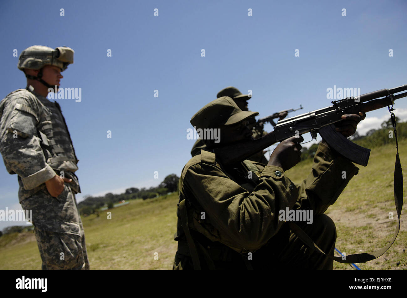 La CPS de l'armée américaine. Ryan Tatman, avec le 1er Bataillon, 3e Régiment d'infanterie des États-Unis la vieille garde, Fort Myer, Va., observe les soldats de la Force de défense du peuple ougandais (UPDF) fire leur AK-47's pendant un tournage de stress à la phase finale d'une compétition à l'escouade de l'avant l'emplacement d'exploitation Kasenyi en Ouganda le 3 avril 2008. Les soldats de l'UPDF sont la formation avec la vieille garde, qui sont affectés à la Force opérationnelle interarmées - Corne de l'Afrique. Tech. Le Sgt. Jeremy T. Lock Banque D'Images