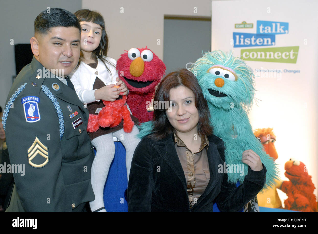 Visitez : /-news/2008/04/30/8882--sésame street-presse... /-News/2008/04/30/8882--sésame street-presse-nouveau-dvd-pour-enfants-militaire/ Le s.. Ramon Padillo, sa fille Emily, 3, et épouse Judith posent avec Elmo et Rosita de Sesame Street après le "Parler, écouter, Connect : les déploiements, les retours, les changements," DVD ont été lancés le 29 avril. Padillo, un guerrier blessé, et sa famille ont été présentés sur le DVD, et Padillo a parlé au cours de la conférence de presse sur la façon dont il aide les familles de militaires. Gracieuseté de Linda Spillers et Sesame Workshop Banque D'Images