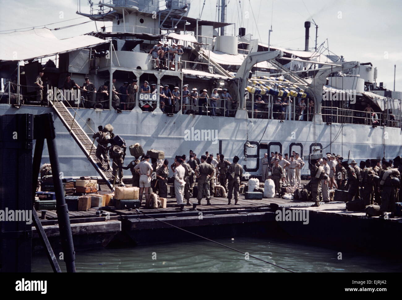 AJAXNETPHOTO - début des années 60 S. Le Vietnam du Sud. Français - navire de débarquement - L'ARGENS LANDING SHIP TANK CLASSE PLONGÉES (GOLO) 1 400 tonnes, mis en service en juin 1960 (EN SERVICE 14/04/1961) l'embarquement des troupes françaises D'UNE RIVIÈRE DANS LE SUD DE LA BASE. PHOTO:JEAN CORRE/AJAX REF:NAM TROUPES  L9008 1  COLL JC Banque D'Images