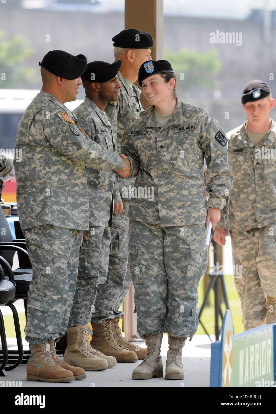 Le Sgt. Gretchen N. Goodrich, sous-officier des affaires publiques pour la 35e Brigade d'artillerie de défense aérienne, Base aérienne Osan, en Corée a récemment obtenu son diplôme de chef guerrier's Course à Camp Jackson, Corée. Banque D'Images