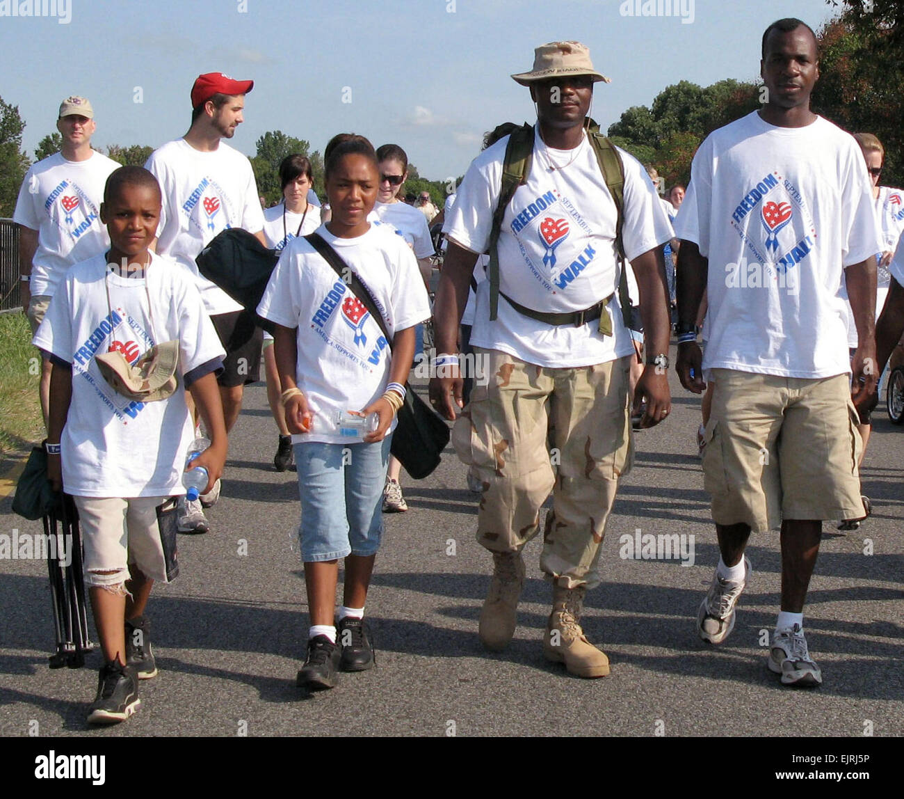Le s.. Curtis Taylor, droite, et le Sgt. Michael Halmon, à sa gauche, les deux anciens combattants de la guerre de l'Iraq à partir de la 55e Brigade de soutien à Fort Belvoir, en Virginie, a déclaré que la liberté de marche indique que le pays se souvient de ces gens tués le 11 septembre 2001, et depuis dans la guerre contre le terrorisme. Les enfants de Halmon, Rachael et Lafayette, marcher à côté de lui. Banque D'Images
