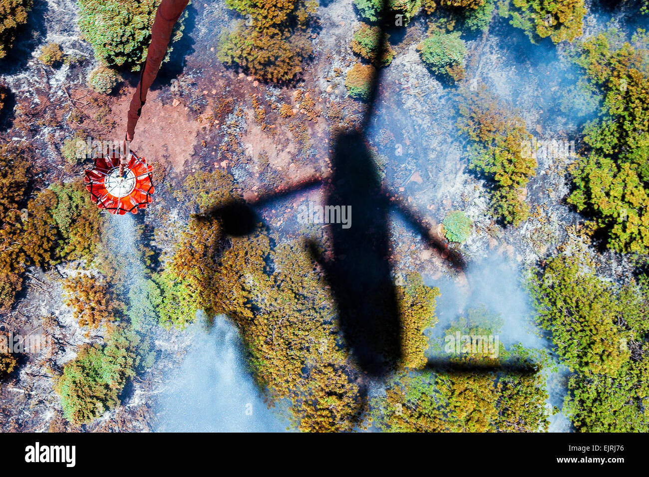 Un hélicoptère CH-47 Chinook de l'Armée de terre effectue une goutte d'eau pendant la lutte contre l'incendie de pointe de l'Est près de La Veta, Colorado, le 21 juin 2013. L'équipage de l'hélicoptère est affecté à la Garde nationale du Colorado 2e bataillon du 135e Régiment, l'Aviation, stationnés sur la base aérienne de Buckley, à Aurora, Colorado Capt Darin Overstreet Banque D'Images