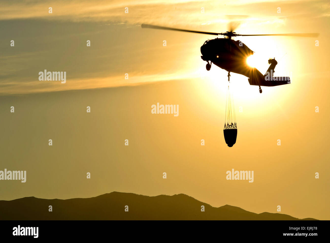Les membres de la Garde nationale de l'Armée de l'Utah 2-211 Aviation Battalion aider à lutter contre les incendies dans le nord de l'Utah, le 12 août 2013. La Garde Nationale UH-60 Black Hawk a chuté de plus de 8 500 gallons d'eau en un jour sur deux incendies distincts dans le nord de l'Utah. Tim Chacon Banque D'Images