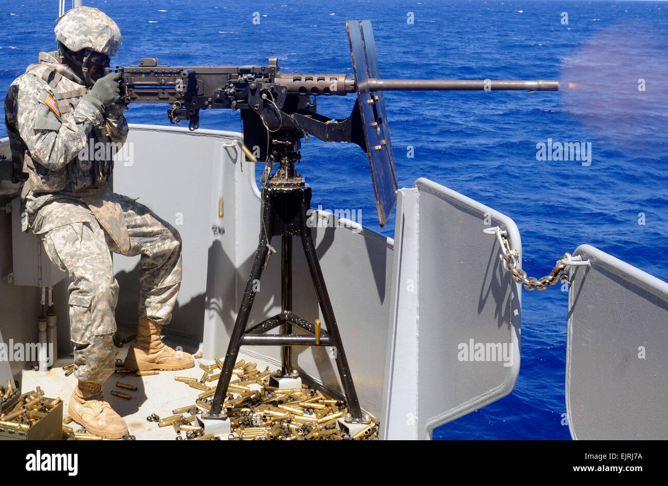 JOINT BASE PEARL HARBOR, Hawaii - HICKAM-PFC. Derek Evans, spécialiste de la restauration, des transports, du Détachement de la 163e compagnie de transport 545e, 45e, 8e Bataillon des troupes spéciales de la Police militaire, 8e Brigade Theatre le maintien en puissance, la commande s'engage à bord d'objectifs l'armée américaine Navire CW3 Harold C. VBV Publications Fiche d'un M-22 mitrailleuse mitrailleuse, pendant un exercice de tir effectué par voie d'incendie à la naval site gamme humide dans l'océan Pacifique, le 14 mars. Le s.. Richard Sherba, 8e Brigade de police militaire, des affaires publiques de la 8e commande Soutien Théâtre Banque D'Images