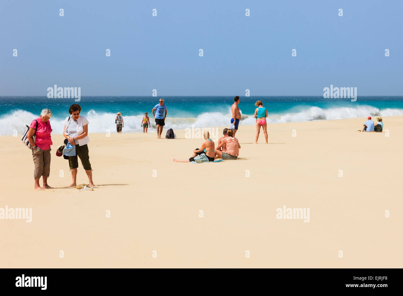 Les touristes sur sable avec l'état de la mer au-delà de Praia de Santa Monica, Boa Vista, Cap Vert, Afrique du Sud Banque D'Images