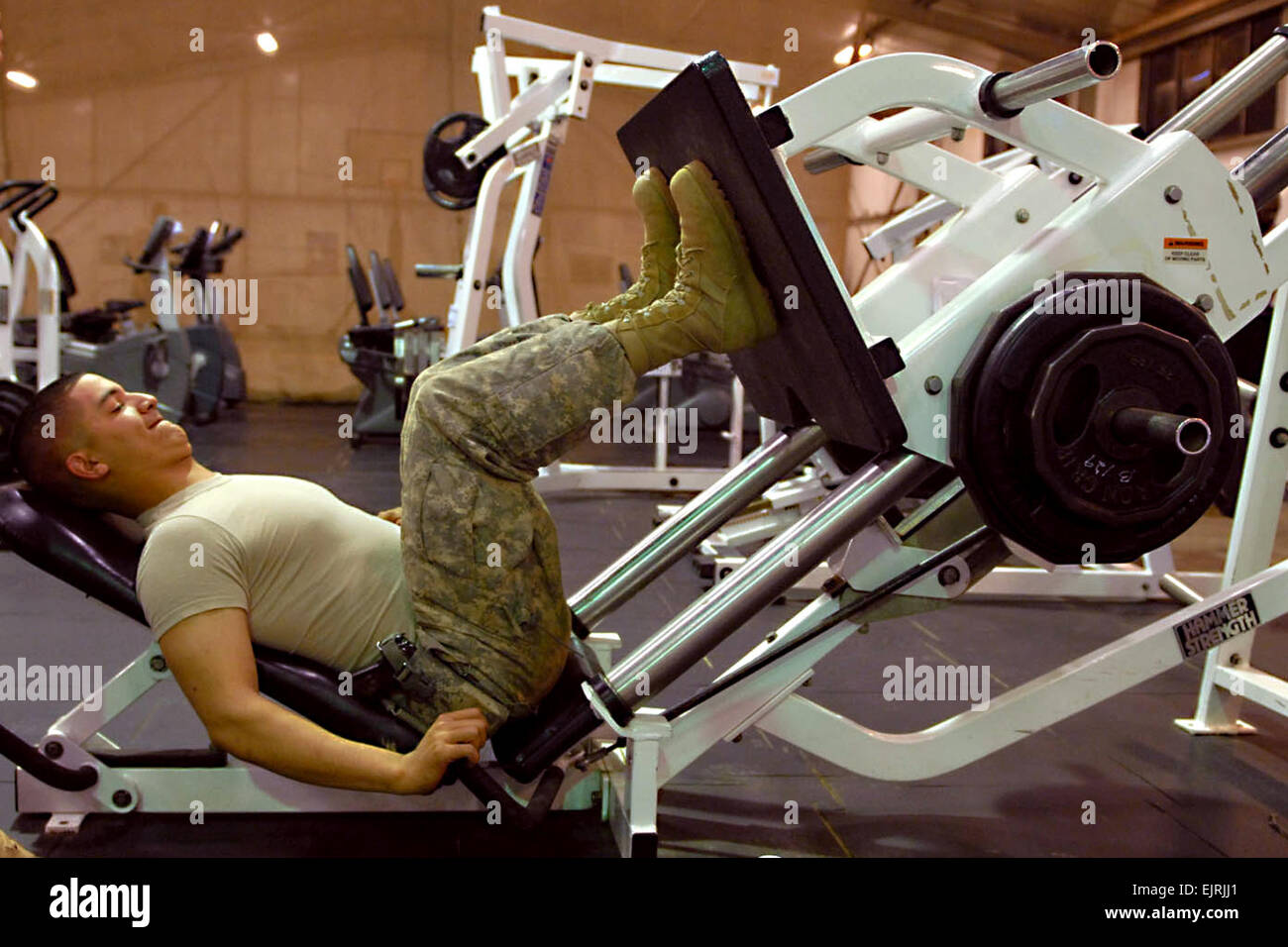Circuit de l'armée américaine. Micah Rousseau effectue le retour linéaire sur pour renforcer ses cuisses à l'air Cavalry Gymnasium sur Camp Taji, Irak, 24 novembre 2009. Rousseau est un pétrolier affecté à la 1ère Division d'entreprise du Calvaire, 2e Battlalion, 8e régiment de cavalerie, 1ère équipe de combat de bridage. La FPC. Bailey Jester Banque D'Images