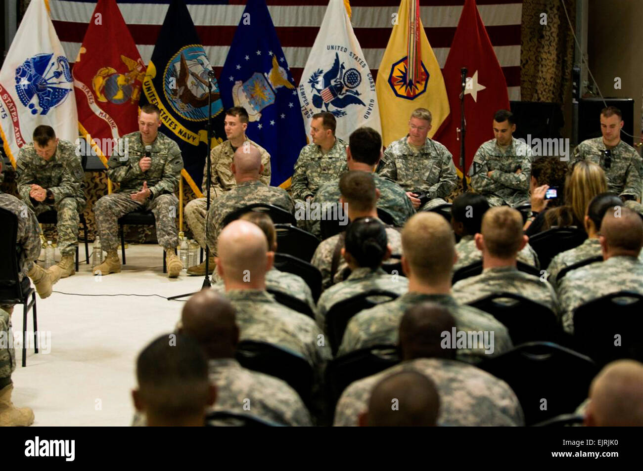 Un groupe de guerriers blessés, ramené à l'Iraq par les troupes première fondation et l'organisation des services, parler à des centaines de militaires au sujet de surmonter de graves blessures sur le champ de bataille le 14 octobre, à Joint Base Balad, de l'Iraq. Les anciens combattants blessés retourner en Iraq /-news/2009/10/16/28876-blessés-anciens combattants-retour à l'iraq/ Banque D'Images