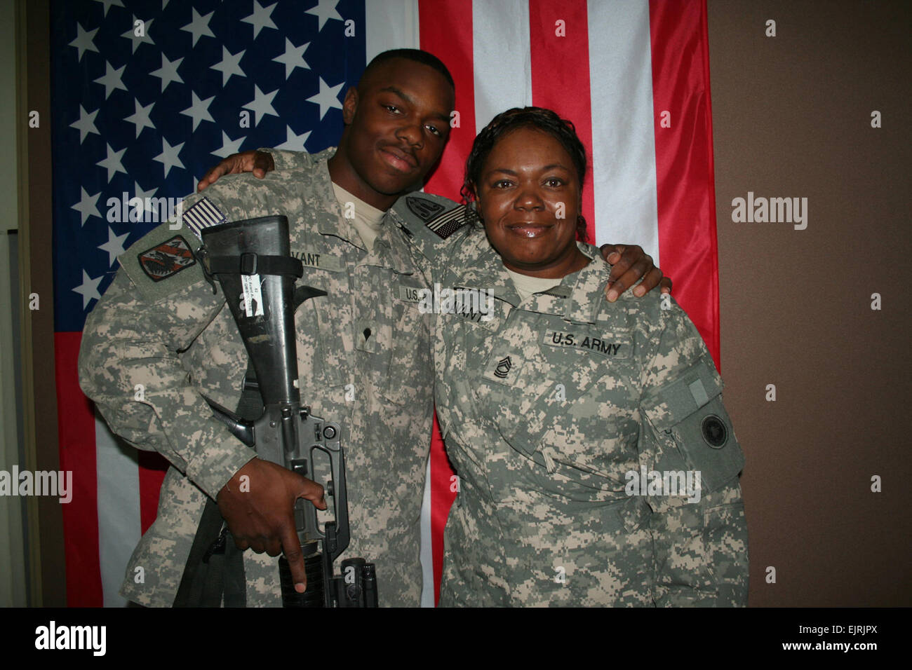CAMP ARIFJAN, au Koweït - sur un voyage surprise en provenance de l'Iraq, 19 ans, SPC. Anthony W. Avant, Jr. s'est rendu maître de sa mère, le Sgt. Veronica L. Avant, ici le week-end avant la fête des Pères - les deux sont des résidents d'El Monte, ca. mais appeler Chicago accueil. Il sert à Mossoul à la 137e de quartier-maître Co. et elle avec le soutien des services 311e Corps expéditionnaire commande au Koweït. Banque D'Images