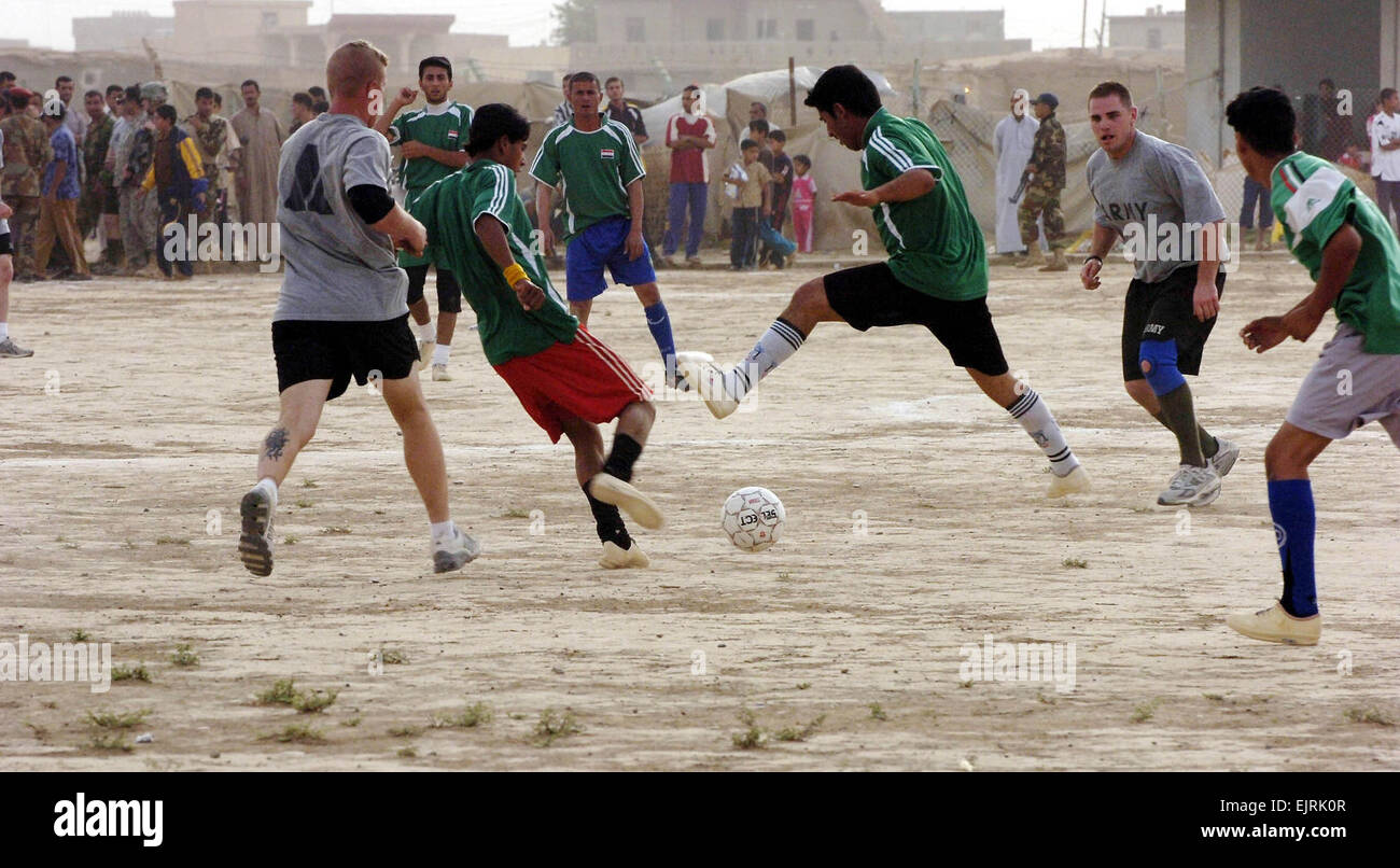 Groupe de travail des soldats irakiens bataille Sommet sur le terrain de soccer Le s.. Margaret C. Nelson, 16 juin 2008, des soldats du 1er Bataillon, 87e Régiment d'infanterie, 1ère Brigade, 10e division de montagne en compétition contre une équipe de foot composée de fils de l'Iraq à Riyad, les membres de l'Iraq, le 11 juin. Les soldats ont perdu aux Irakiens, 4-1, dans le deuxième d'une série de cinq parties qui fera coïncider les soldats contre des équipes autour de l'Hawijah située dans la province de Kirkouk, dans le nord-est de l'Iraq. Les soldats ont perdu la semaine précédente à une équipe de l'Mahus, 6-1. Banque D'Images
